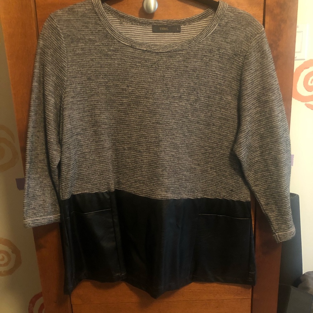 NWOT GRAY TOP LEATHER DETAIL 3/4 SLEEVE LARGE